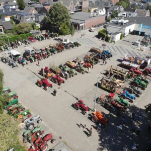 (163) Tractoren op het Broekakkerplein (Foto: Jan van Eck)